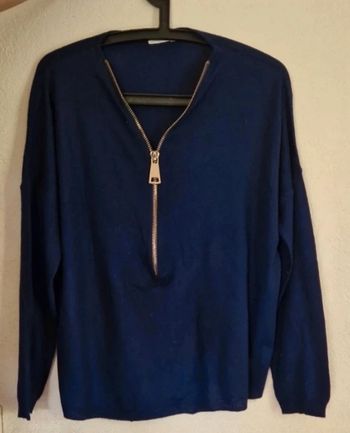 Pull bleu avec fermeture devant