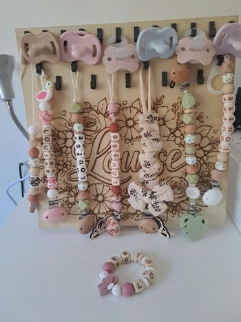 Présentoir attache tétine, bracelet porte clé etc 