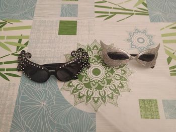 2 paires de lunettes de fête