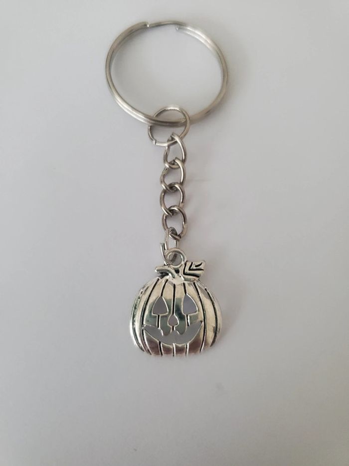 Porte clé argenté en citrouille