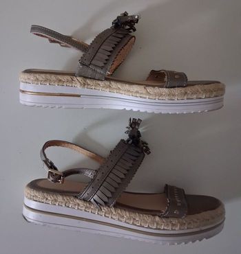 Sandales grises avec des pompons