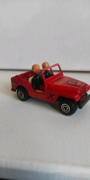 Modélisme jeep de pompier avec deux personnages