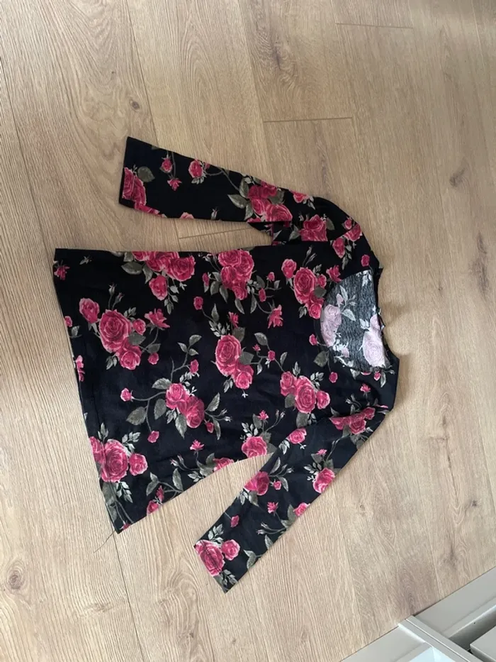 T-shirt noir à fleurs