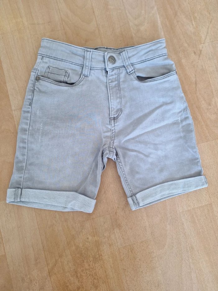 Short en jean gris taille 7 ans
