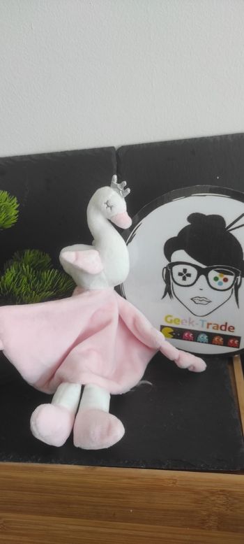 Doudou plat Cygne grelot rose blanc tom & kiddy oie couronne jambe Demi Lune