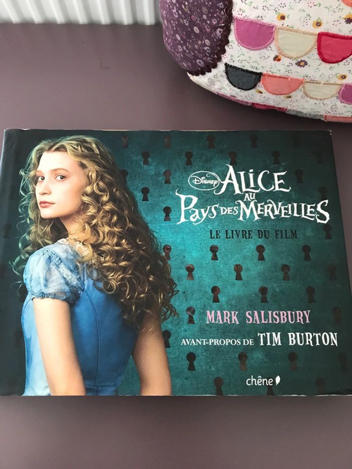 Livre Alice aux pays des merveilles le film Tim Burton
