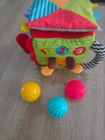 Cube interactif éveil sensoriel vtech