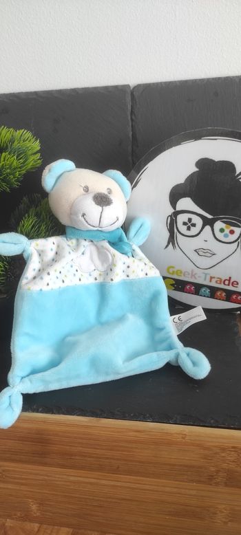 Doudou Ours Plat Bleu Echarpe Nuage Nicotoy gris blanc écharpe goutte Pois Carré