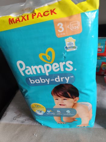 Un paquet de couches Pampers taille 3