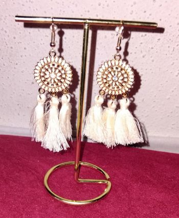 Paire de boucles d'oreilles pendante attrape rêve crème et doré