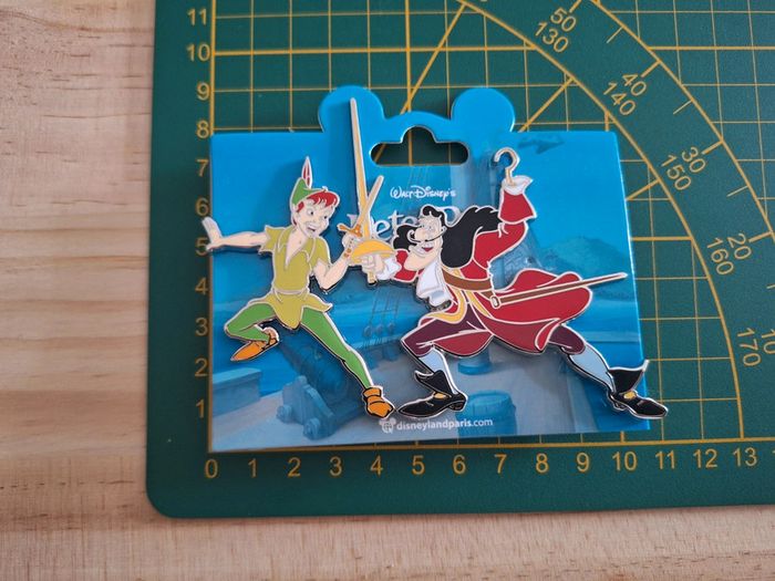 Pin's Disney Peter Pan et Capitaine Crochet Neuf - photo numéro 3