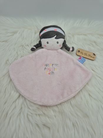 Doudou plat Poupée Fille Rose Nattes Mon Petit Poussin Câlin Brune Sucre D'orge