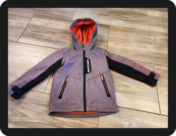 Veste capuche gris noir orange La Halle sport Taille 4 ans