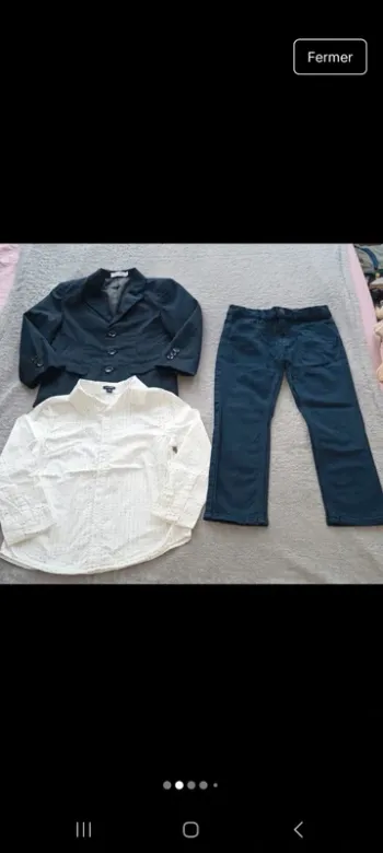 Costume bleu marine et blanc