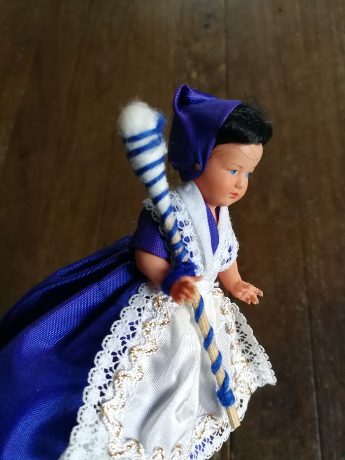 Mignonette poupée folklorique Landaise fileuse de laine - photo numéro 5