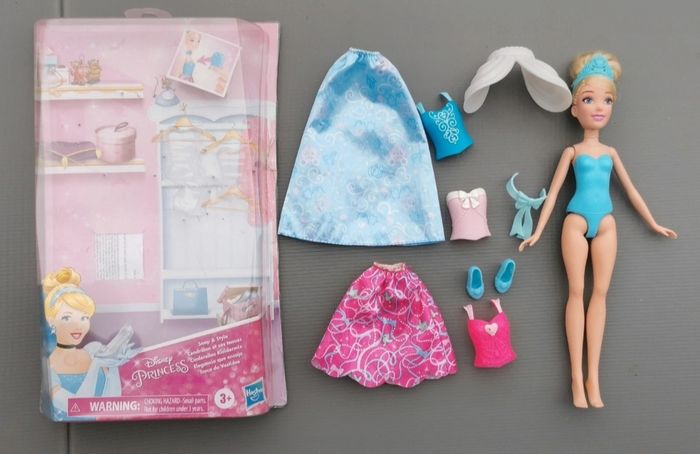 Disney Princess : Poupée Cendrillon et ses tenues - photo numéro 2