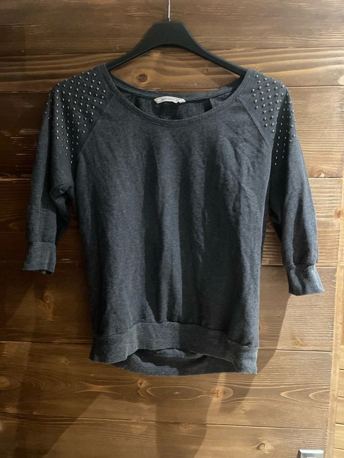 Sweat gris manche 3/4 détail clous