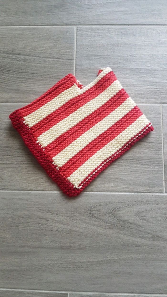 Poncho en laine tricoté à la main