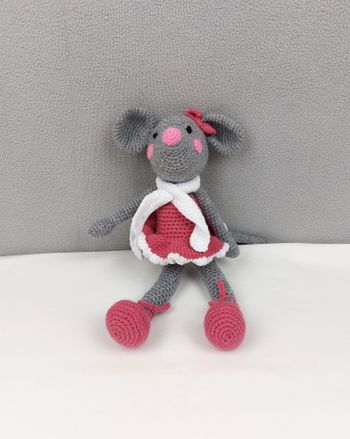 Peluche doudou souris grise faite au crochet en laine 33 cm robe rose écharpe