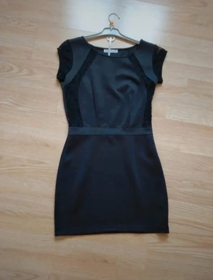 Robe courte. Noire. Femme . B&K style.
Taille M - photo numéro 2