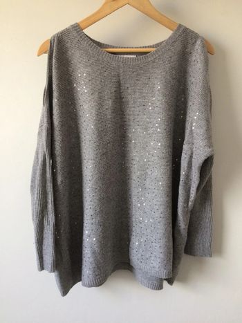 • Pull gris pailletté épaules dénudées •