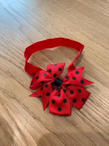 Bandeau élastique Tao tape à l’œil  Rouge noir Noeud motif pois