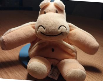 Peluche range tétine Hippopotame. 10 cm