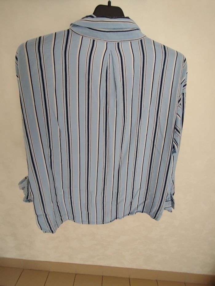 Chemise bleu ciel rayures marine. Très bon état et propre. Cache cache. - photo numéro 6