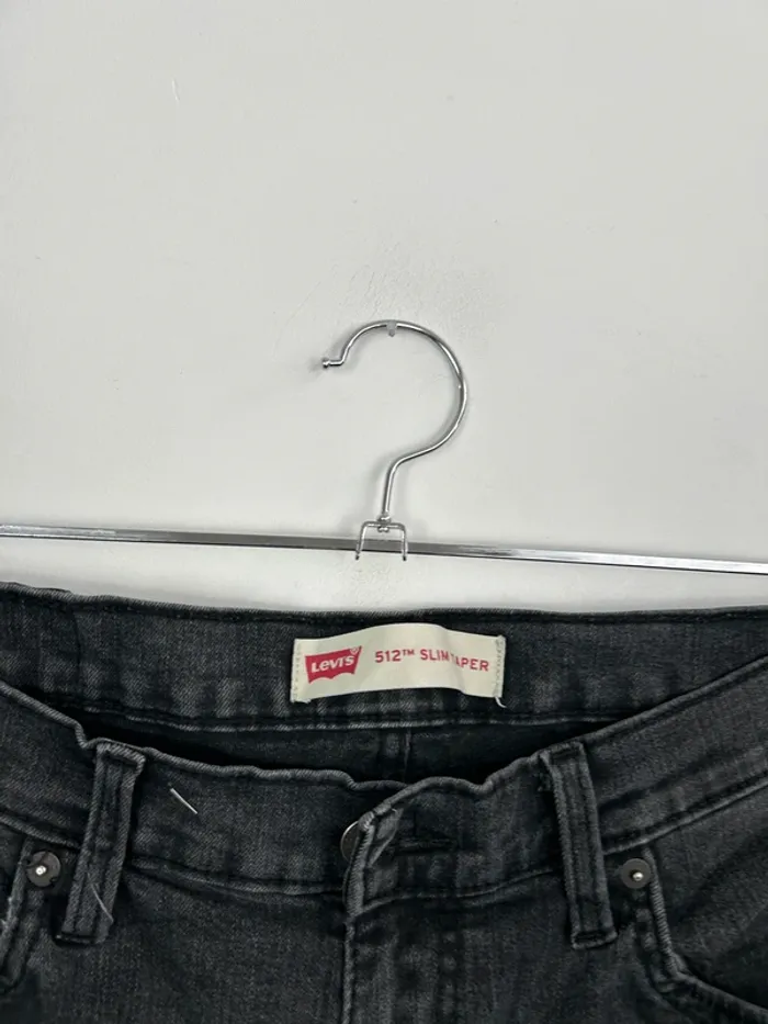 Jean Levi's Femme Noir W29 L29 | Slim Taper Troué | Taille FR40 | Très Bon État BP39 - photo numéro 3