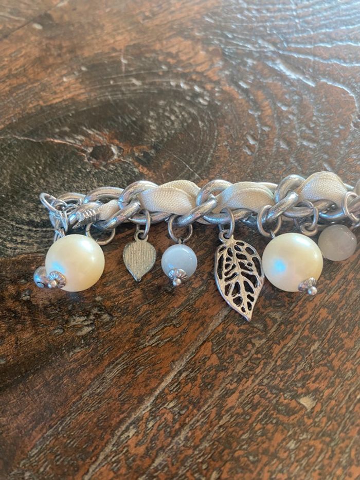 Magnifique bracelet avec strass, tissu, perles et feuilles - photo numéro 6