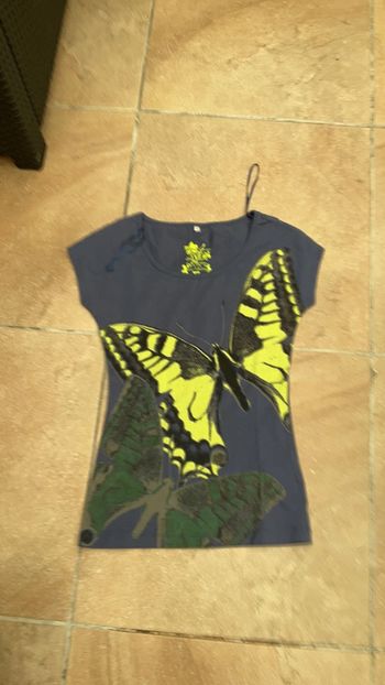 T-shirt bleu papillon jaune neuf (n°14)