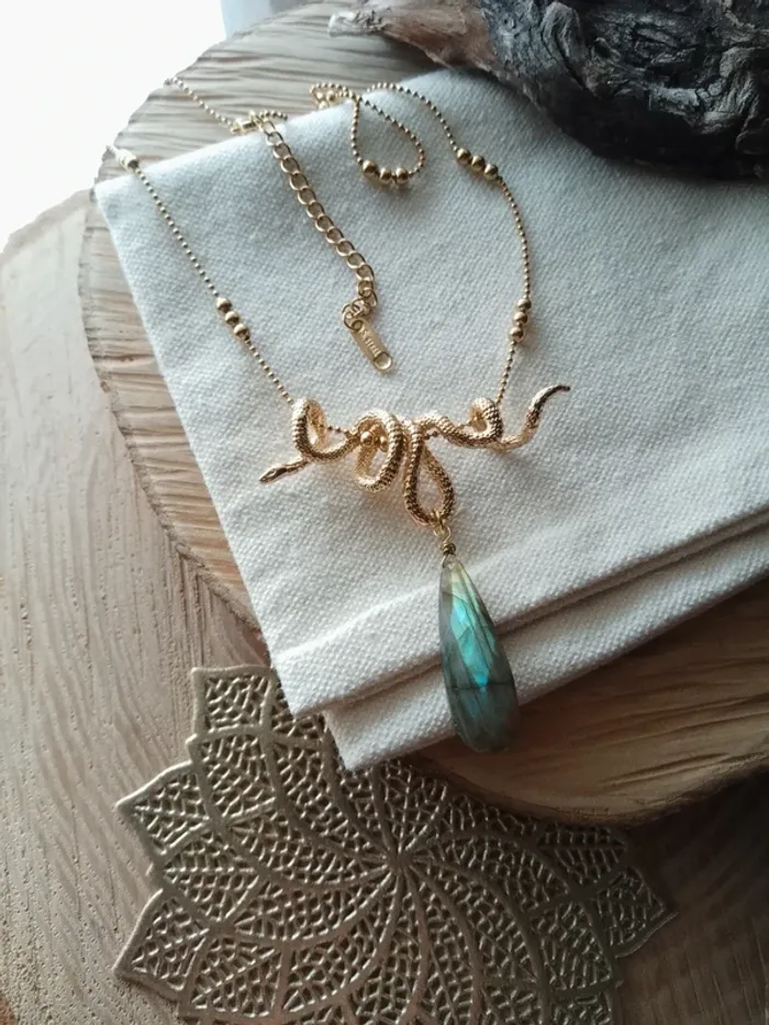 Collier pendentif serpent et pierre naturelle de labradorite