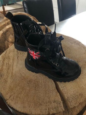 BOTTILLONS VERNIS AVEC BADGE COEUR MOTIF DRAPEAU LONDONIEN