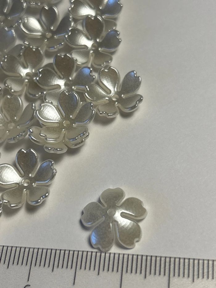 A174. Lot de 20 perles fleurs de cerisiers nacrées 16mm - photo numéro 4