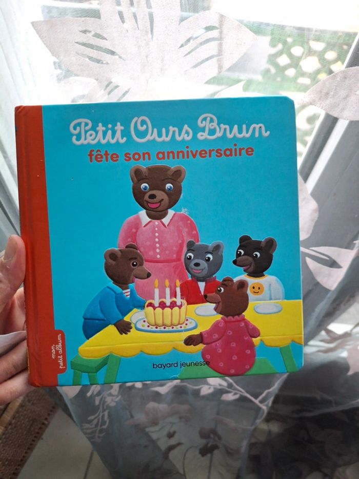Petit ours brun fête son anniversaire