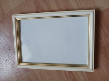 cadre plastique blanc cassé et doré 15 x 21 cm à poser ou pendre