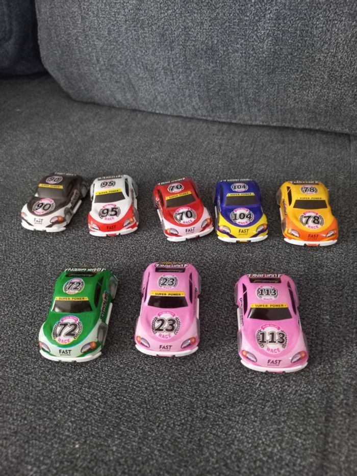 Petites voitures en plastique
