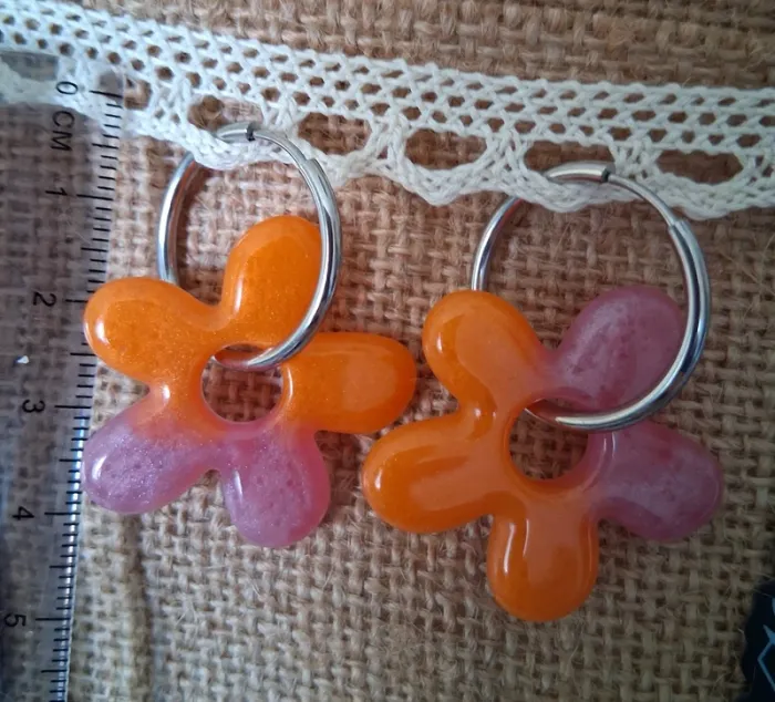 1 paire de boucles d'oreilles anneaux grandes pampilles fleurs résine - photo numéro 5