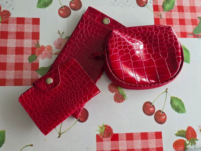 ENSEMBLE PORTE CARTES (12) UN PORTE MONNAIE ET UN ÉTUI POUR LUNETTES NEUF COULEUR ROUGE FONCER MARQUE FRANÇOISE SAGET - photo numéro 7