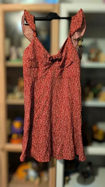 Robe shein fermeture au dos.