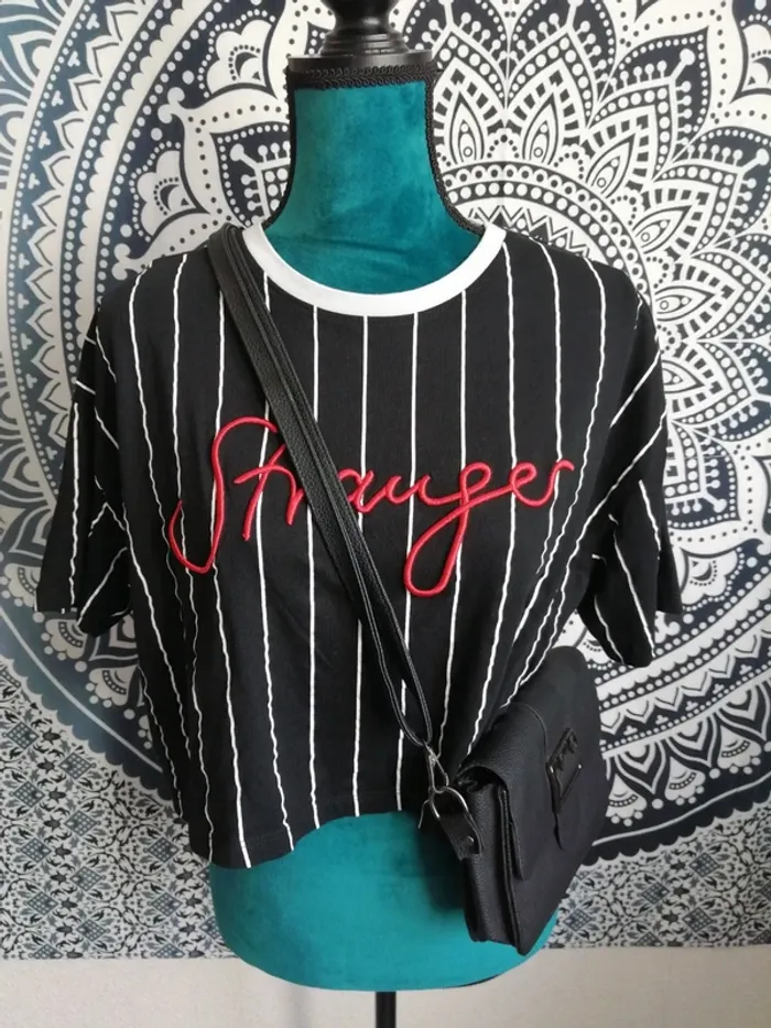 Tee-shirt crop top noir à rayures blanches avec broderie rouge / fb sister / (S)