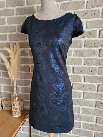 Magnifique robe noir à reflets bleu irisé Promod avec motifs damassé en relief