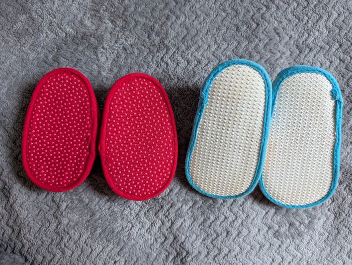 TBE, lot de 2 paires de chaussons Disney - photo numéro 2