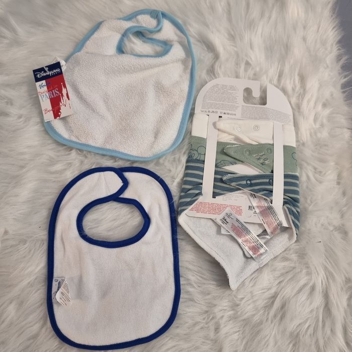 NEUFS (non servis) 💙💙 🤩🤩SUPERBE lot  bavoirs disneyland paris et disney baby 💙💙💙 - photo numéro 2