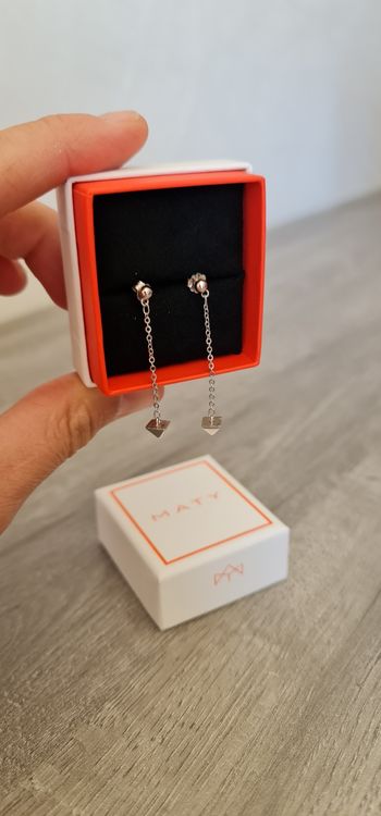 Boucle d'oreille neuve en argent