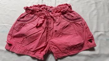 Short rose avec broderies aux poches