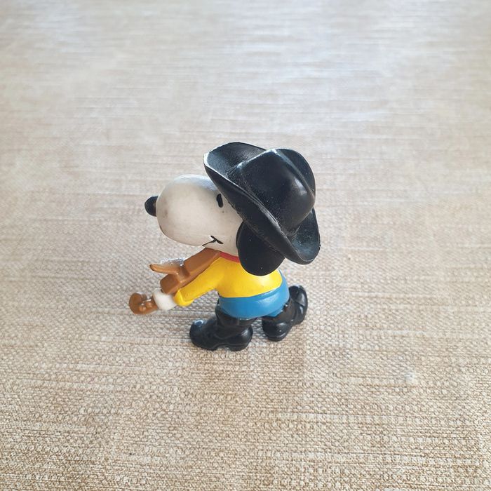 Figurine Snoopy Cowboy, violon joueur, vintage en très bon état. - photo numéro 2