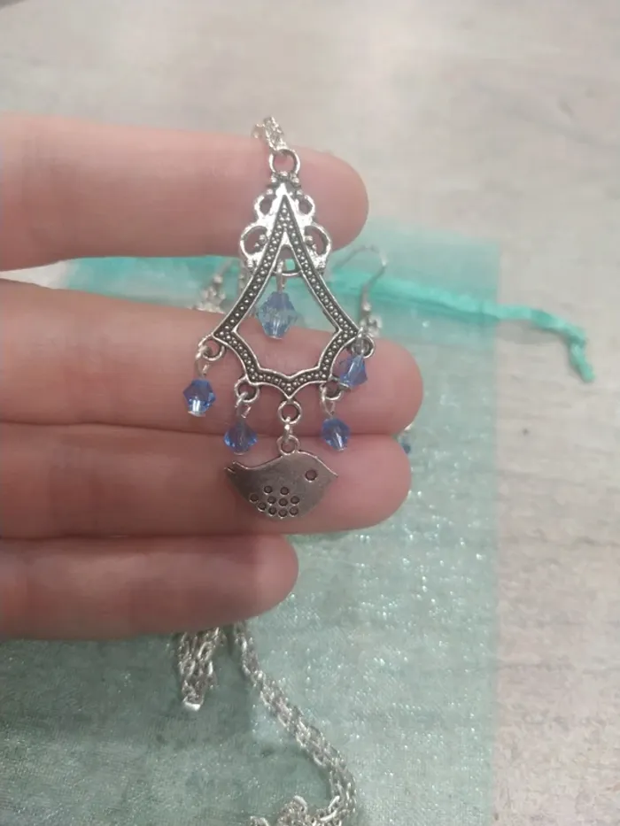 Boucle d'oreille et collier argenté et bleu - photo numéro 4