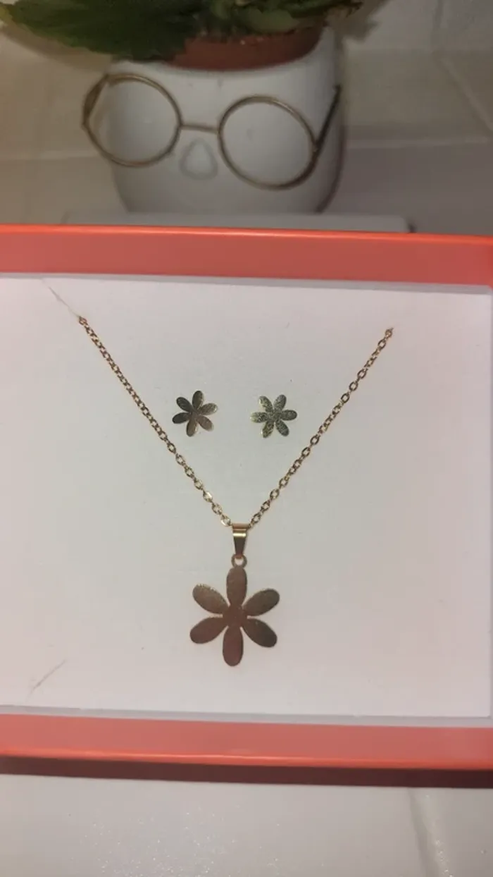 Ensemble chaîne pendentif boucles d'oreille motif Marguerite