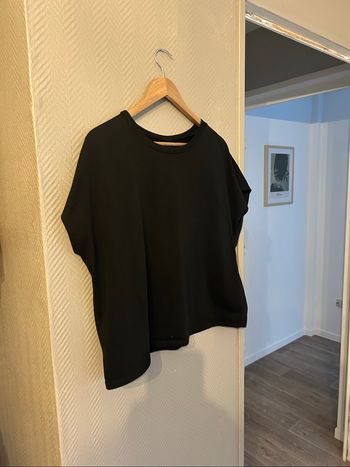 Tee-shirt légèrement ouvert dans le dos
